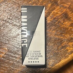 IL MAKIAGE Foundation in Black and Cream